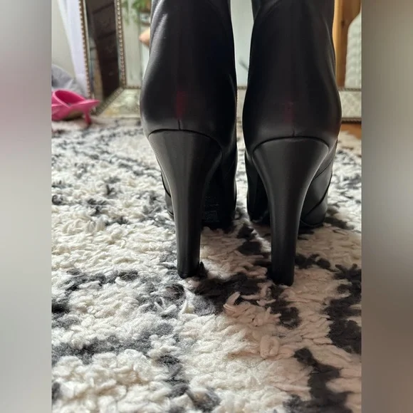 New Dolce and Gabbana leather boots. - Picture 8 of 13